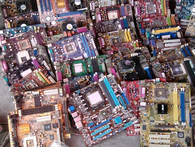 Lote de placas eletrônicas separadas por tipo